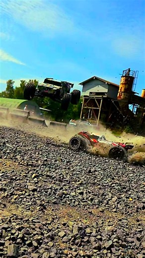 RC Aktion Cars JS on Instagram: "DF-Models 3146 Z-10 Competition Truggy BL 1:10XL 4S brushless und Absima Stunt Truck 4s Brushless"