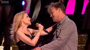 Kylie Minogue feat. Jason Donovan's live performance for "Especially For You". (2018) | Frequência Modular