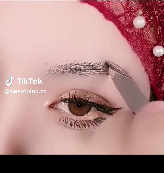 Eyebrows tutorial for beginners! #Makeup #makeuptutorial #tiktokmademebuyit #eyemakeup #eyebrowtutorial