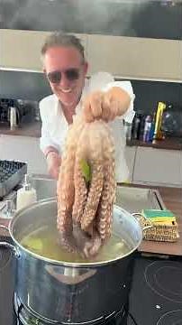 Poulpe 🦑 à la plancha #fyp #cuisine #FoodTok #FoodLover #degustation #reunion #octopus