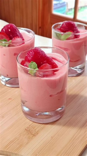 Bavarois de Frutilla Fácil con Solo 2 Ingredientes