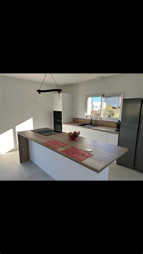 Fabrication et pose d’un ensemble cuisine et plan de travail. Façades de cuisine en MDF laqué blanc Plan de travail en stratifié Chêne Halifax | DB Design & création