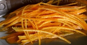 Tailler des zestes d'orange