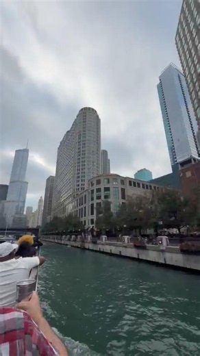 THE SECOND CITY: DOWNTOWN CHICAGO. #secondcity #chicago #skyscrapers #chicagoriverwalk