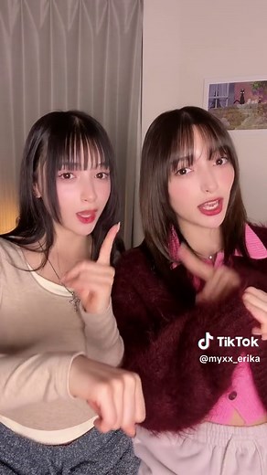 部屋着でくつろぐエリカとマリナの朝