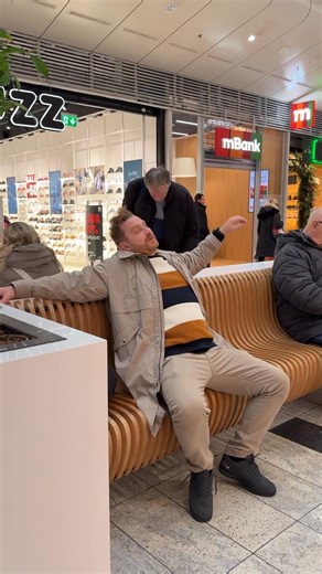 Keby sme mali znázorniť večnosť, vyzerala by asi takto. 😉 Označte niekoho, s kým tieto scény zažívate pravidelne. 👀🎁 Nakoniec, vybrať ten správny darček je niekedy oveľa náročnejšie než samotné čakanie. ✨ #vianoce #darceky | AUPARK Košice