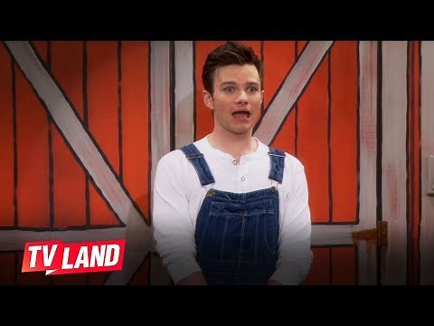 Hot in Cleveland: Chris Colfer, Carol Burnett and Betty White Sing a Tune