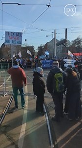 Die Demonstrationen in Leipzig laufen an. In #Connewitz versammeln sich immer mehr Menschen. Ein Notarzteinsatz am Hauptbahnhof hatte die Anreise verzögert. Die Polizeipräsenz in Leipzig ist hoch - zusätzlich zum Demogschehen spielt am Abend noch RB Leipzig gegen Bayern München in der Bundesliga. Laut sächsischem Verfassungsschutz ist die Versammlungslage der Ausdruck einer Kontroverse zwischen den linksextremistischen Spektren zum aktuellen Nahost-Konflikt, der sich emotional und ideologisch zu
