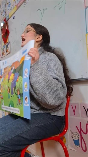 🎶 Chanson de la famille Aujourd’hui, on découvre tous les membres de la famille : grand-père, grand-mère, papa, maman, frère, sœur… 👴👵👨‍👩‍👧‍👦 #lafamille #apprentissage #chansondelafamille #tiktokeducation #education