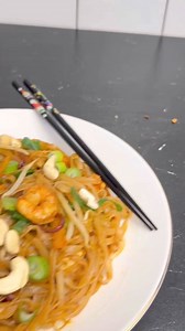 Pad Thai mit Garnelen Super Rezept für Liebhaber der asiatischen Küche 🇩🇪 Garnelen Rote Zwiebeln Reisnudeln ( ganz kurz vorgekocht siehe Packung ) Karotten süße dickflüssige Sojasoße Fischsauce Chilli Sauce Gemüsepulver Sprossen Frühlingszwiebel Salz Pfeffer 🇺🇸 Shrimp Red onions Rice noodles (very briefly pre-cooked, see package) Carrots sweet thick soy sauce Fish sauce Chilli sauce Vegetable powder sprouts Spring onion Salt pepper #nudelgerichte #rezept #rezeptideen #lecker #rezepte #foodbl