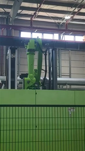 Robot work with injection molding machinery #robot #cobot #IMM robot #six axis robot