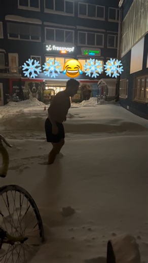 Schneechaos in Hamburg = Schneebaden 😂 Schneesturm, egal wir machen das Beste draus! #crossfit #hamburg #crossfitwestgym #schneechaos #schneesturm | CrossFit WestGym Hamburg