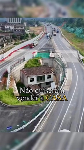 A Arte da Teimosia, 2020 - A ruína no meio do asfalto 🛣️🏠 #historiadaarte #Arte #shorts