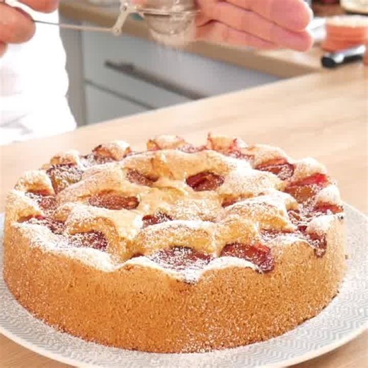 Le Gâteau moelleux aux Prunes✨ pour profiter pleinement de la saison des Prunes en toute simplicité. 👉 La recette est dispo en vidéo: https://youtu.be/pOey2FqJ-Mo 💡 Mon astuce: utilisez cette base de gâteau avec n’importe quel fruit qui supporte la cuisson: pommes, poires, abricots, ananas... Tu vas la tester ce week-end?! 😜 | Les Ateliers de Ludo - LMP 7