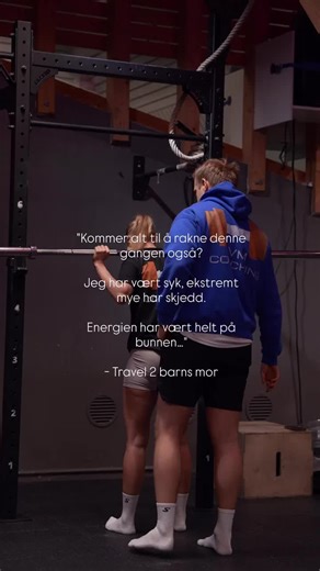 💔 10kg ned på 2 måneder… Økt styrke. Mer overskudd. Ting gikk svært bra. Men det skulle endre seg… 🦠 Sykdom, kaos på privaten, og travle dager. Som det ofte blir, skjedde livet. Og det kom flyvende… ⏳ For de aller fleste, i en slik situasjon, skjer det én enkelt ting: Man faller av. Spiser mer, trener mindre og går opp i vekt igjen… Og det hadde ho selv erfart flere ganger tidligere… 💭 Men denne gangen, på grunn av 2 ting, ble det totalt annerledes… 1️⃣ Ho hadde en konkret plan på ka ho skull