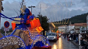 VIDEO Triunfal llegada de los Reyes Magos a Porto do Son, que hicieron vibrar a los numerosos espectadores con su desfile. 💃🎁🥳🎄 📽 Carmela Queijeiro | La Voz de Galicia. Edición Barbanza
