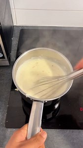 🔥 ¡La BECHAMEL perfecta en solo 5 minutos! 🔥 Aprende a preparar una salsa bechamel casera, sin grumos, suave y cremosa, ideal para lasañas, croquetas, gratinados y más 🧀✨. ✅ Receta fácil y rápida con ingredientes básicos y un truco infalible para que te salga siempre perfecta. ¡No más grumos ni salsas cortadas! 😍🍽️ 📌 Guarda este video y dime en los comentarios: ¿en qué receta la usarías primero? 👇🔥 🔎 #SalsaBechamel #RecetasFáciles #CocinaCasera #Lasaña #Croquetas #ChefPeruano #SalsasCas