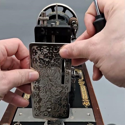 Singer 27, 28, 127, 128 - Oil the Machine