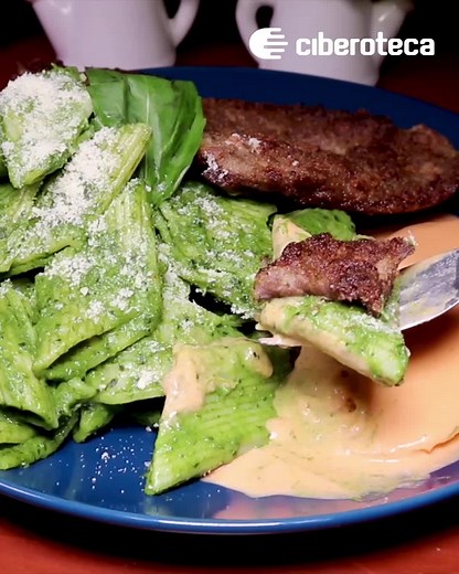 Macarrones Verdes con Bistec Apanado: Receta Fácil