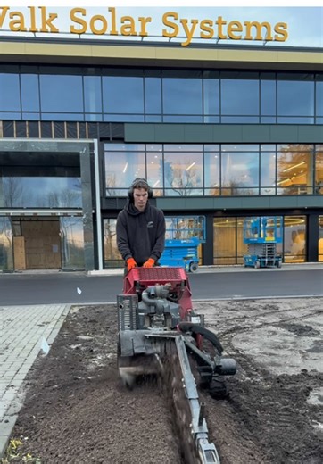 𝗕𝗘𝗥𝗘𝗚𝗘𝗡𝗜𝗡𝗚 𝗢𝗣 𝗠𝗔𝗔𝗧 🌿 | Voor Van der Valk Solar Systems hebben we een volledig automatisch beregeningssysteem aangelegd, helemaal afgestemd op de locatie en het dagelijkse gebruik. Een praktische oplossing die zorgt voor gemak, nu en op de lange termijn. #fy #beregening #tuin #tuinen #westland