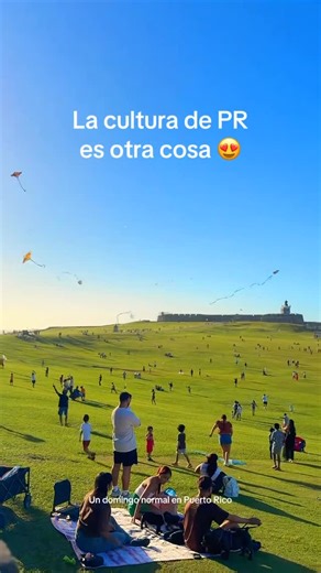 Adventure Puerto Rico 🇵🇷 on Instagram: "🪁🌞 Los domingos en El Morro son diferentes. Cada fin de semana, familias de Puerto Rico se reúnen para volar chiringas, compartir picaderas y disfrutar de la brisa del mar en El Morro, en el Viejo San Juan. Hay algo bien especial cuando ves el cielo llenarse de colores mientras los niños corren libres y las abuelitas animan desde sus sabanitas de picnic. Esto es Puerto Rico🇵🇷 Alegre, vibrante y lleno de amor. ¿Alguna vez has volado una chiringa aquí?