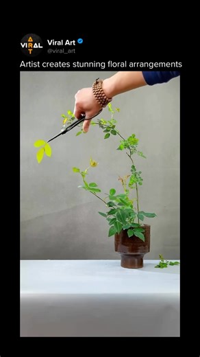 Viral Art 🎨 on Instagram: "This artist crafts breathtaking floral arrangements that seamlessly merge traditional techniques with contemporary design. By transforming flowers and plants into mesmerizing compositions, their work radiates harmony and sophistication, inspiring audiences through tutorials and live showcases. Artist: 望月插花艺术培训 / wy13812731213 on Douyin #art #flower"