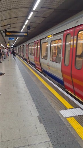 The London Underground - Circle line #london #trains #metro
