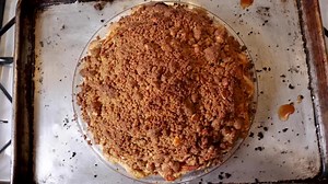 This Spiced Apple Crumble Pie Is The Best Of Both Worlds