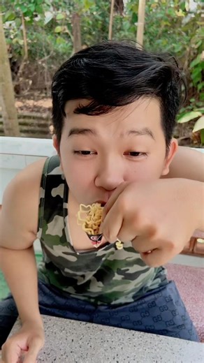 Tips for eating instant noodles and sausages #shorts