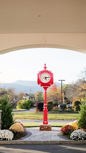 The perfect mountain getaway does exist at the @riverwalkresortatloon 🗻 From a winery tour or tasting at @sevenbirches to hitting the slopes at @loonmtnresort there is so much fun to be had and there’s no better way to finish the day in Lincoln than with a stop into @rhythmtapandgrille (get the crab dip and thank me later). If you’re looking for a romantic winter escape, or planning your next family ski trip, @riverwalkresortatloon is your perfect destination. Head to StyleHerStrong.com for all