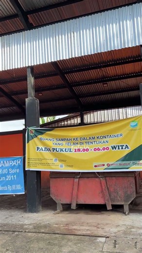 This woman was attacked by residents when she threw out the trash at the wrong time! #shorts