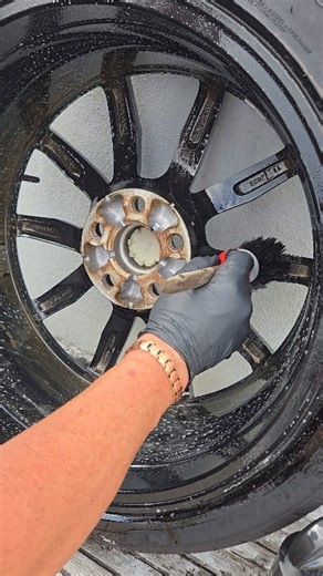 Dura Coating Technology​ Wheely Clean Concentrate - Professional Wheel Cleaner is made to remove the nasty brake dust and oxidation from chrome or aluminum surfaces ✨ Wheely Clean is NOT a degreaser, we are not removing grease or dirt 🚫 Wheely clean is not Purple Power, Dawn dish soap, Simple Green or any other degreaser amateurs use to clean wheels when in fact degreaser do a poor job cleaning wheels as they do NOT react and remove embedded brake dust! 🚫 Don’t forget to protect them with our 