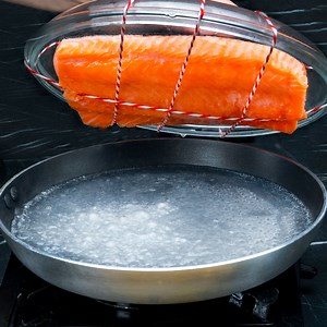 The genius trick to cooking salmon that everyone should know Ingredients: salmon: 800 g (28 oz) water: 200 ml (6.8 fl oz) salt: 2 g (0.1 oz) black pepper: 2 g (0.1 oz) butter: 30 g (1.1 oz) vegetable oil: 25 ml (0.8 fl oz) OVER MEDIUM FIRE: 5 MIN OVER MEDIUM FIRE: 5 MIN onion: 2 pc mushrooms: 250 g (8.8 oz) garlic: 1 cloves red bell pepper: 1 pc spinach: 120 g (4.2 oz) salt: 2 g (0.1 oz) black pepper: 2 g (0.1 oz) cooking cream: 300 g (11 oz) lemon slice: 3 pc | Appetizing.tv
