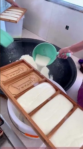 Traditional handmade tofu process: from soy milk to shaping!
