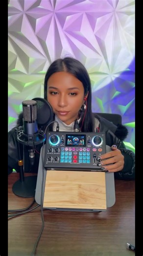 Ideanthro C200 PRO-P15 sound card features a dual-core DSP chip, supports dual microphones and dual headphones, has adjustable tone and multiple voice changer settings, and is compatible with most live streaming platforms