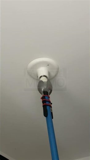 The simple trick to remove a stuck light bulb.A smart #HomeHack #LightBulbFix #SmartTrick