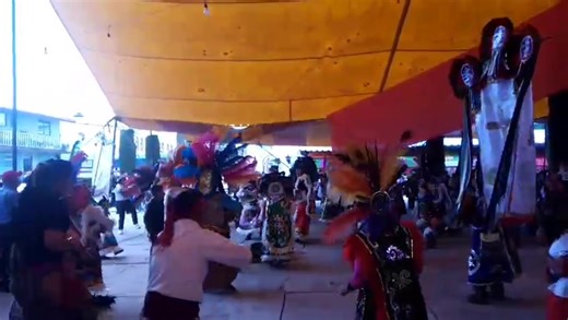 La Danza de los Concheros Es una danza de origen prehispanico con elementos católicos, practicada en el centro del pais. La danza tiene diversos nombres, la danza de la tradición, danza mexica y danza de la guerra. Esta vinculada a diversas festividades, como la del Sacromonte, la Santa Cruz de Chalma, Santiago Apóstol, la fiesta de San Miguel y la Danza a la Vírgen de Guadalupe que es en dónde concluye dicho ciclo. | Cultura y tradiciones mazahuas