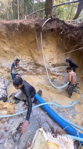 100K views · 763 reactions | The best gold miners...!!! The process of sweeping gold grains from the marl layer with water spray from the Dongfeng mining machine... #thebest #theboys #gold #oro #miners #thankyou #of #process #cleaning #shots #waterpump #DONGFENG #engine #machine #goodnight #goodmorning #workout #trend #fb | Nopelindo Karnopa Railis | Facebook