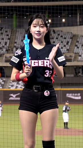 Lee Ju-Eun's Powerful Hit Sinks Opponent - Taiwan Cheerleader Spotlight