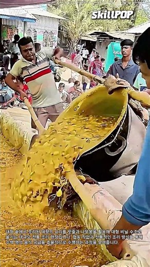 대형 솥의 음식물을 대형 수조로 안전하게 옮기는 전통 협동 작업 #worker #process #cookingprocess #skillful #community