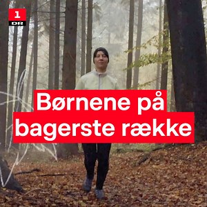 I Danmark får 7 ud af 10 anbragte børn ikke folkeskolens afgangsprøve efter 9. klasse. Men hvorfor får størstedelen af børnene ikke eksamensbeviset, når de overlades til myndighederne? Det undersøger DR Dokumentar i 'Børnene på bagerste række'. | DR1