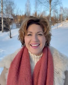 For mange er Sissel Kyrkjebøs stemme lyden af jul – varm, nærværende og fyldt med magi ✨🎶 Tirsdag 9. december spreder hun igen julestemning i Musikkens Hus med koncerten Sissels jul. Sammen med sine dygtige musikere tager hun dig med på en musikalsk rejse gennem vinter- og julefavoritter – fra de stemningsfulde og inderlige til de festlige og opløftende 🤍 Og i år får du en ekstra gave: Sissel får selskab af sin gode ven, den anerkendte svenske musicalstjerne John Martin Bengtsson, der har medv