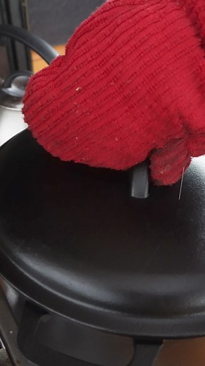 Save this recipe! Benefits of Bone Broth and Full Recipe below! Benefits: Bone broth is rich in minerals like sodium, potassium and magnesium. It also contains rich amounts of gelatin and collagen which are essential protein building blocks for muscle repair and growth. It is rich in specific amino acids such as glycine, proline, and glutamine which supports joint health, reduce inflammation and aid in muscle recovery. Bone broth is also low in calories but extremely nutrient dense. It helps to 