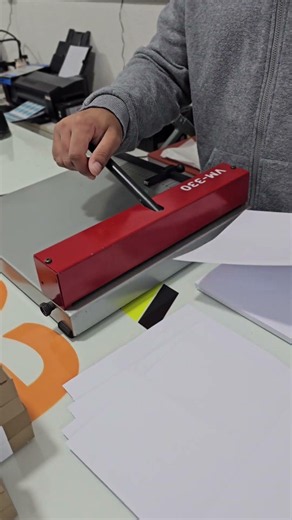 Uma parte da produção de livretos! #livretos #gráficarápida #vincadeiramanual