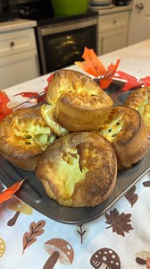 This is simply the BEST Yorkshire Pudding Recipe 👇 RECIPE: 4 Large Eggs 3/4 Cup Flour 3/4 Cup Milk 1 Teaspoon Salt Printable Recipe: https://www.queengsrecipes.com/ #yorkshirepudding #easyrecipe #aundayroast #roast #dinner #bakewithme #fallbaking #thanksgiving #easyrecipe | Queen G's Kitchen