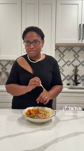 As I’ve been trying to choose better food options, I’ve learned that you actually can’t rely on the labels anymore. Meat, eggs and dairy labeled “organic” or “natural” don’t always mean that an animal was raised humanely. I’ve partnered with the @ASPCA because the new ASPCA® ShopKind™ tool is making it easy to identify the ACTUAL healthier and more ethical options. While I’m grocery shopping, I’ve just been pulling up the guide on my phone, selecting the store I’m in and finding the products the
