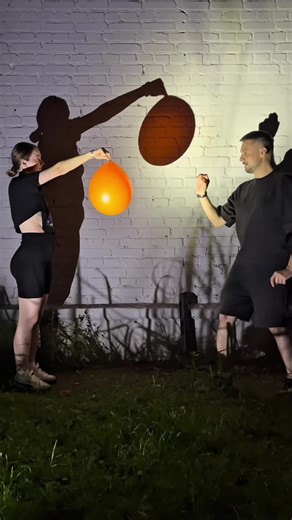 Они говорят, что тень — это просто отсутствие света. Отражение — просто копия реальности. Но что, если это не так? За кулисами привычного мира существуют другие. Те, кто знает правила игры с пространством. Они шепчут тени, и те отвечают. Они задают вопросы зеркалам, и те показывают больше, чем должны. Здесь стирается грань между тем, что ты видишь, и тем, что видит тебя. Готовы ли вы увидеть, что скрывается на обратной стороне реальности? 👁‍🗨 #магия #фокус #фокусстенью #трюкстенью #иллюзионист