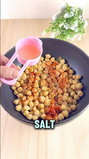 Crispy Spiced Roasted Chickpeas 🧆🔥 #roastedchickpeas #healthysnack
