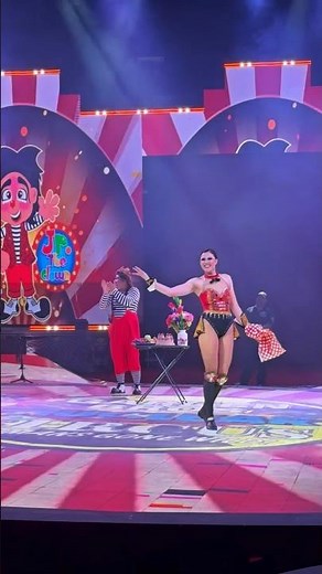 Amazing Tablecloth Trick at Garden Bros Circus | JR the Clown Watches On!