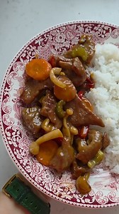 Porc cu legume în stil chinezesc, gata în 25 de minute pe ceas dacă faceți cum fac eu. 😉 În orice activitate, organizarea e cheia. Gătitul nu e mai prejos. Așadar, vă provoc să cronometrați dacă faceți această rețetă după indicațiile mele. Cum am făcut eu: 1. Într-un bol termorezistent am pus o parte orez, două părți apă, am acoperit bine/strâns cu folie de aluminiu și am dat la air fryer la 180° pentru 20' (timerul air fryerului mă ajută). 2. Am pus pe blatul de lucru toate ingredientele și us